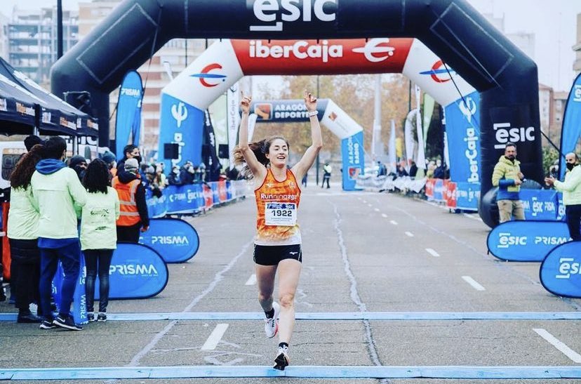 el_trinkel's tweet photo. Flor Milanesi atleta hispano argentina expecializada en carreras de montaña y residente en 🇪🇸 desde Agosto, cambia el @Scorpio71_ZGZ por el @ClubRunningZgz 

📷 @corriendovoy en la carrera de las empresas de Zaragoza.
Ganadora del 10k @MaratonZaragoza y 🥈Cross Sabiñanigo y Zuera https://t.co/TnpdMnBOq9