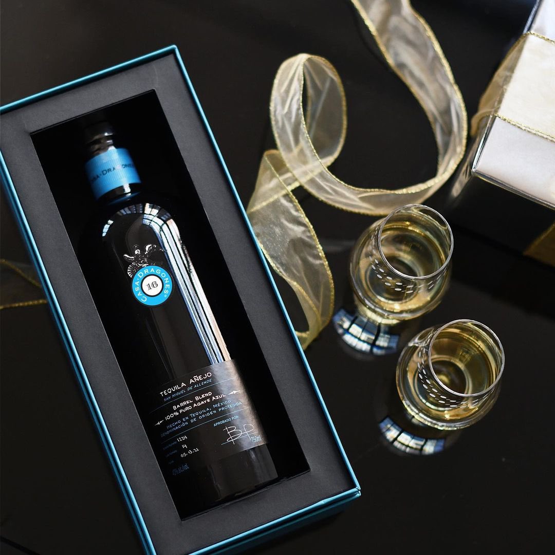 Need a last-minute gift? Spice up your holidays with @casadragones, small-batch crafters of exceptional tequila. Pick one up from any local <a href="/TotalWine/">Total Wine & More</a> or <a href="/Wallysofficial/">Wally's</a> store.
📸: Casa Dragones