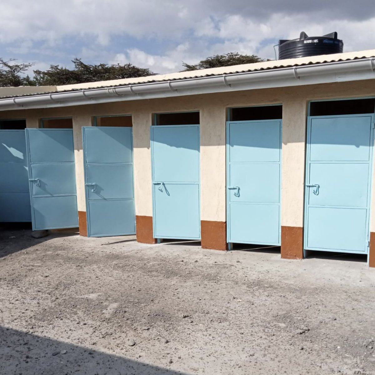 DID YOU KNOW? 
That over the course of this year, 94 new toilets have been built in ABW funded schools. What you are seeing in the photo are some new toilets and showers that were built for the dormitory at the Naikarra Primary School in Kenya. 

abwcanada.ca/project/naikar…