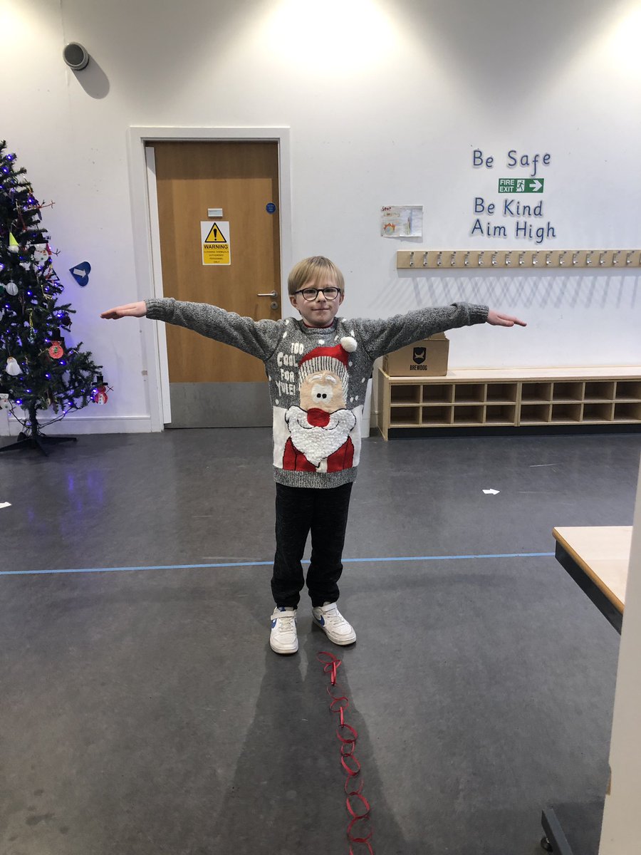 Cuiken_Primary's tweet photo. Paper chain challenge - This clever lad made the longest chain with only one A4 sheet of paper! #challengeisgood https://t.co/NV1hd0xrKL