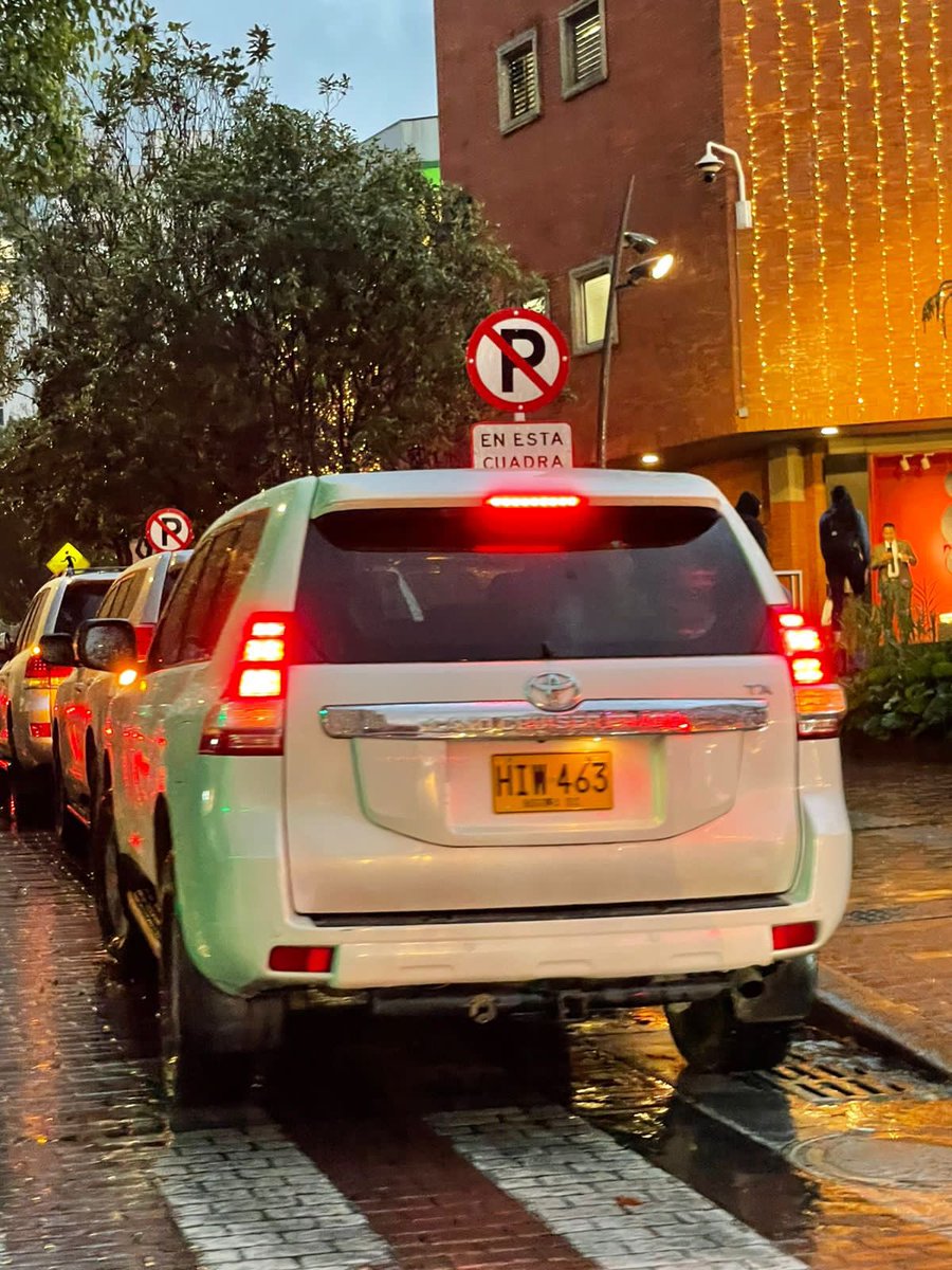 udsnoexisten's tweet photo. ¿De quién será esta importante flotilla de escoltas que decidió dejar la avenida 82 de un solo carril? https://t.co/ycR1hsf81S