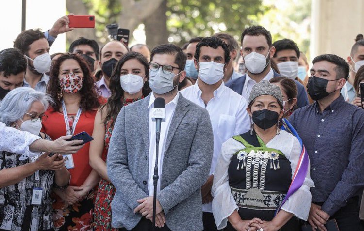 pipeojeda's tweet photo. Gabriel podrá pasar a la historia, por ser el presidente en implementar la nueva Constitución. La mejor de las surtes a nuestro joven presidente. https://t.co/mSAjIDBcVp