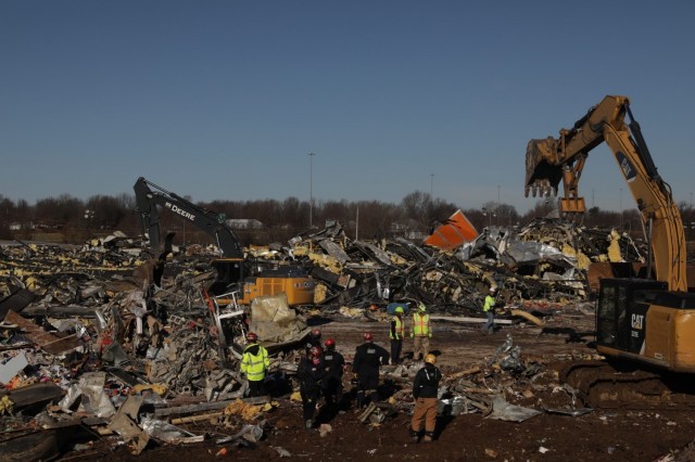 USArmy's tweet photo. In the aftermath of devastating tornadoes that swept through the Commonwealth of Kentucky, members of the @kentuckyguard work to provide disaster relief, rescue and recovery capabilities for the people of Kentucky. 

➡️ https://t.co/Uw2HxpxJt4 https://t.co/uEy0CF2ot6