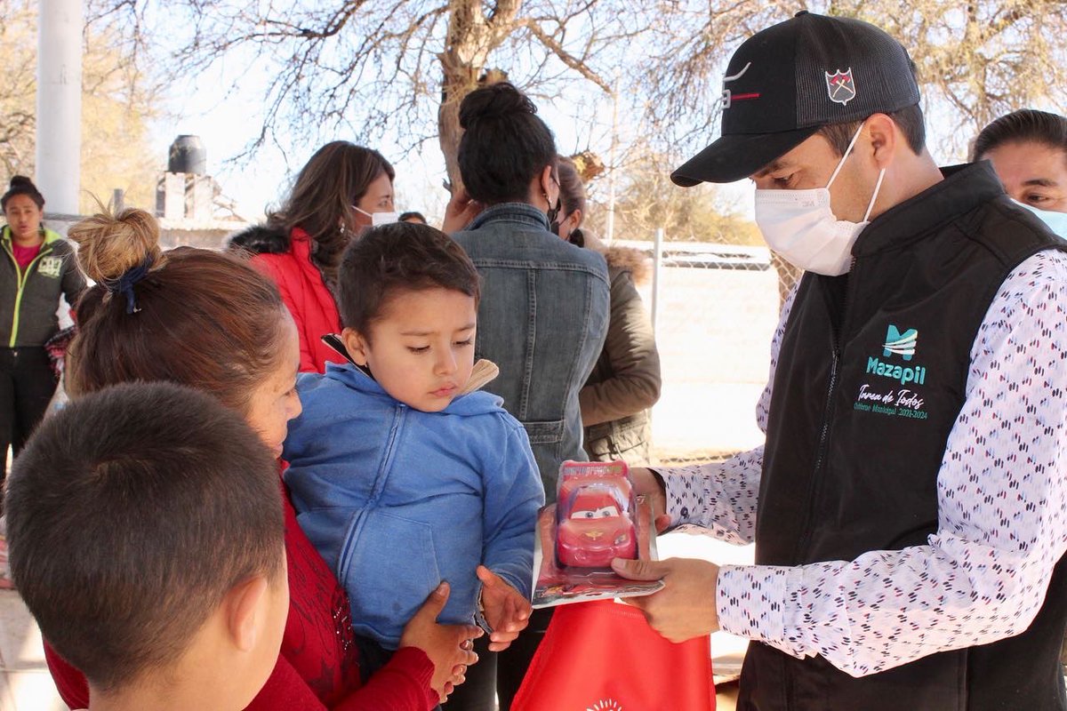 MarioMaciaszu's tweet photo. Pese a la inminente baja de temperatura en nuestro municipio, no nos detuvimos para continuar con la entrega de apoyos invernales en las comunidades de Concepción de la Norma, Majoma, San Benito, Rancho Nuevo y la Cardona.
#MazapilTareadeTodos https://t.co/tRpzYaoGxF