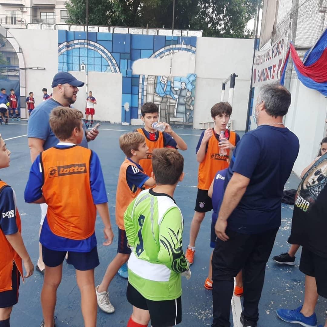 marce926's tweet photo. Primer torneo Inter barrial padre Lorenzo massa en san Antonio @CNELALMAENBOEDO  equipo de la agrupación los pibes felices https://t.co/6TR3G5EBEf