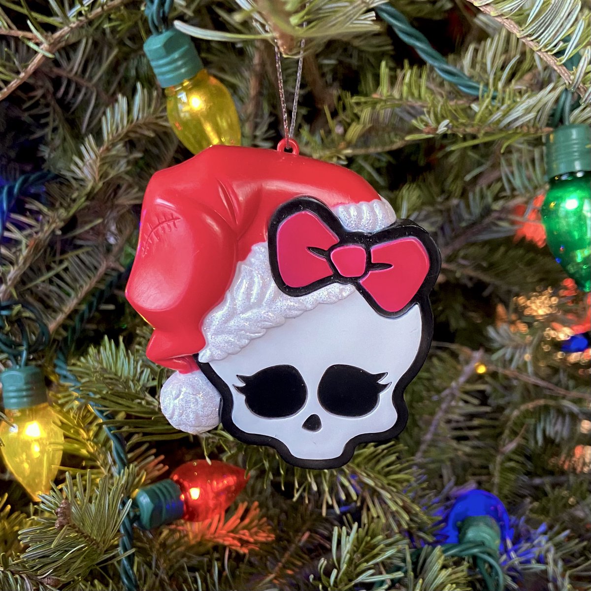 VCTRAPNK's tweet photo. my fav christmas ornament since my childhood!! @MonsterHigh https://t.co/TeX9ylM7K1
