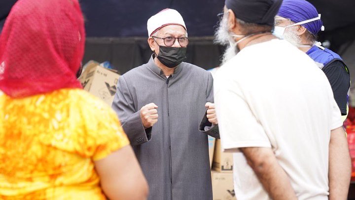 drzul_albakri's tweet photo. Saya mengenali agama Sikh melalui konsep “seva” iaitu khidmat sukarela tanpa mengharapkan sebarang balasan. Dalam Islam, konsep yang sama juga boleh kita temui iaitu “ikhlas”, perbuatan samada ibadah khusus mahupun umum yang dilakukan hanya kerana Allah SWT. https://t.co/qgtXLh4gM7