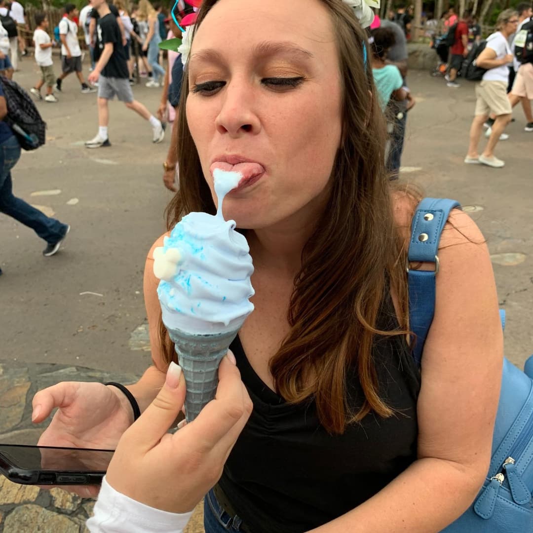 NancyCarrow's tweet photo. I've been pulling pics off @KellyCarrow phone all year. Here's a few I saved from the last few weeks. This week is already pretty tough but I'm so happy to have all these great pics and our memories together. I miss my beautiful, silly girl so much! ❤🌻 #KC #51weeks https://t.co/MQ1yYzmKRt