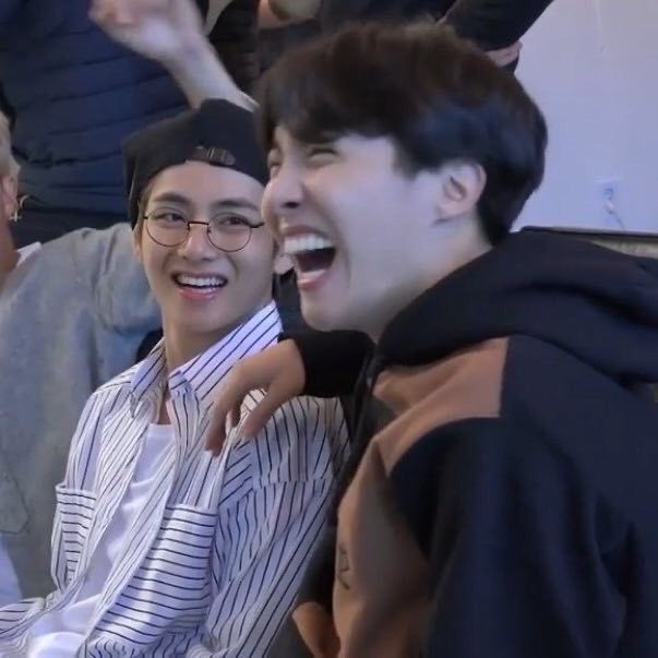 coversuga's tweet photo. o sorriso do taehyung enquanto olha para o hoseok 🥺 https://t.co/uhkAikSOLA