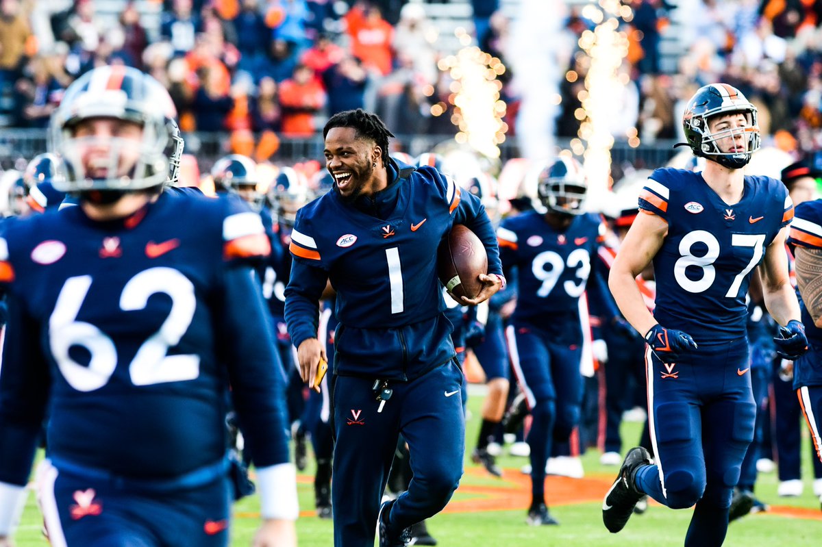 khuyentdinh's tweet photo. It was about time I updated my Twitter with some recent @UVAFootball photos from this recent season πΆβοΈπΉ#HOOS #UVA #FOURTHSIDE
*All work is mine https://t.co/8GzdTq0RqB
