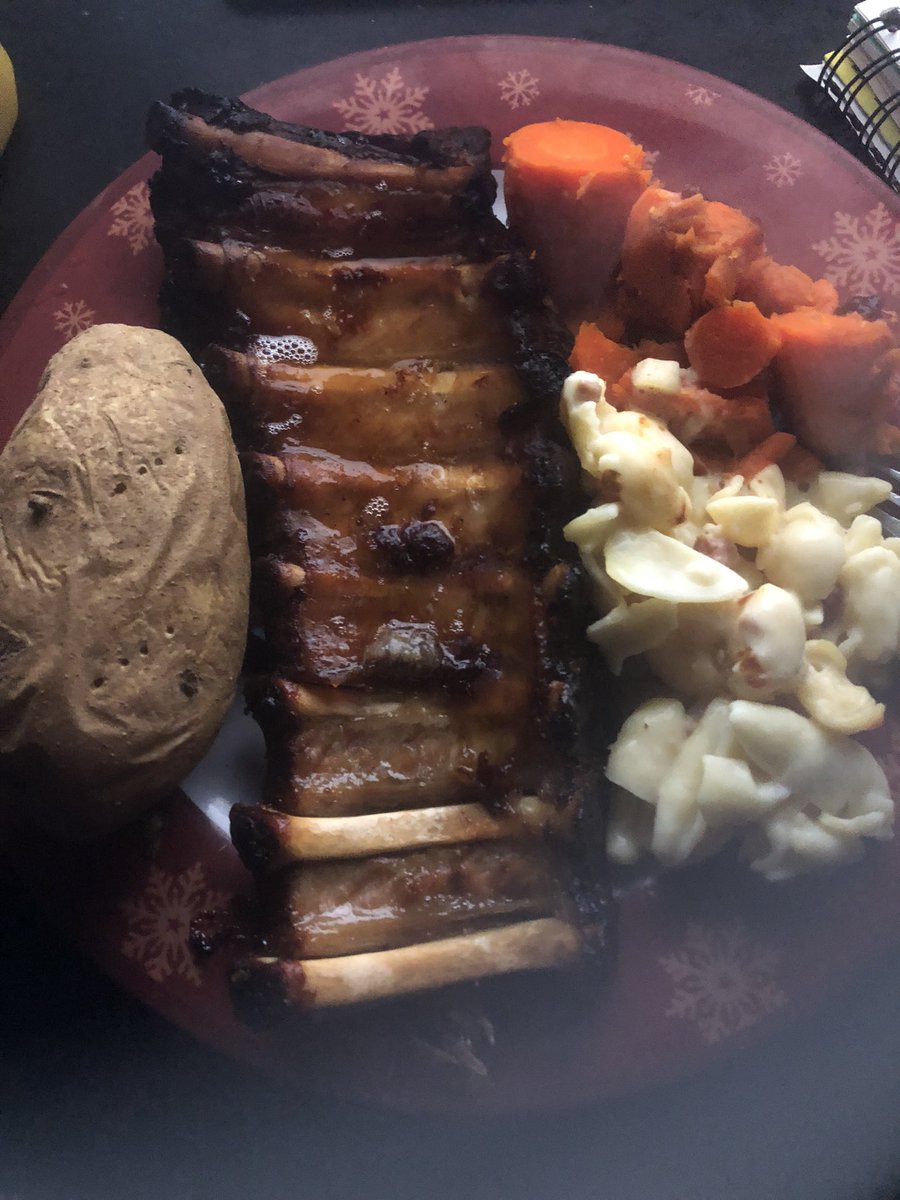 SunshineLSpenc's tweet image. Gosh! Got to say I am a kick butt dinner maker! #Dinner #DinnerOfChampions #RackOfRibs #Maccheese #BigPotatoes #Carrots