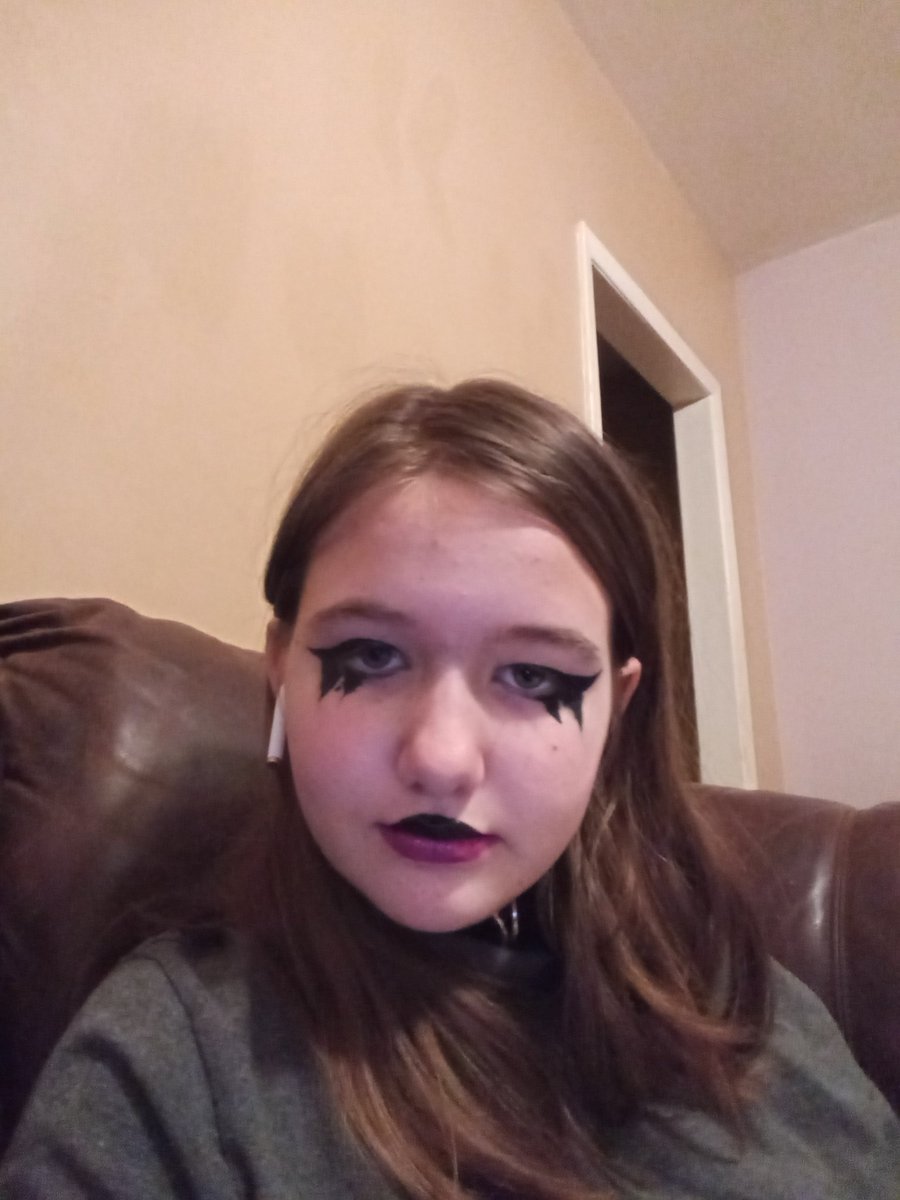 RayTheWitch's tweet photo. Why do I look so mischievous in this photo? https://t.co/fFNgspiJu3