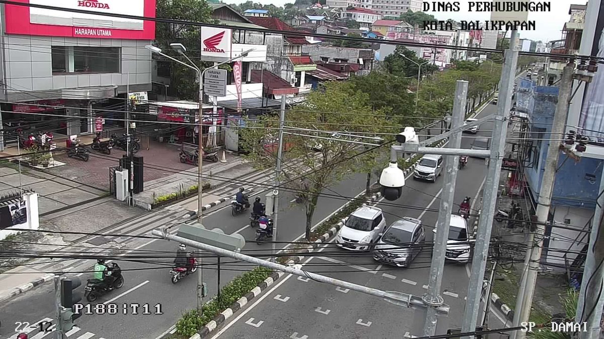 Dishub_Bpn's tweet photo. Rabu (22/12/2021) Pukul 08 : 38 WITA, Situasi Lalu Lintas Simpang DAMAI terpantau ramai &amp; lancar, dihimbau kepada pengguna jalan agar tetap berhati-hati dalam Mengemudikan Kendaraan anda, Konsentrasi serta Utamakan Keselamatan bukan Kecepatan. #infolalinbpn https://t.co/WO0F6t5rcp