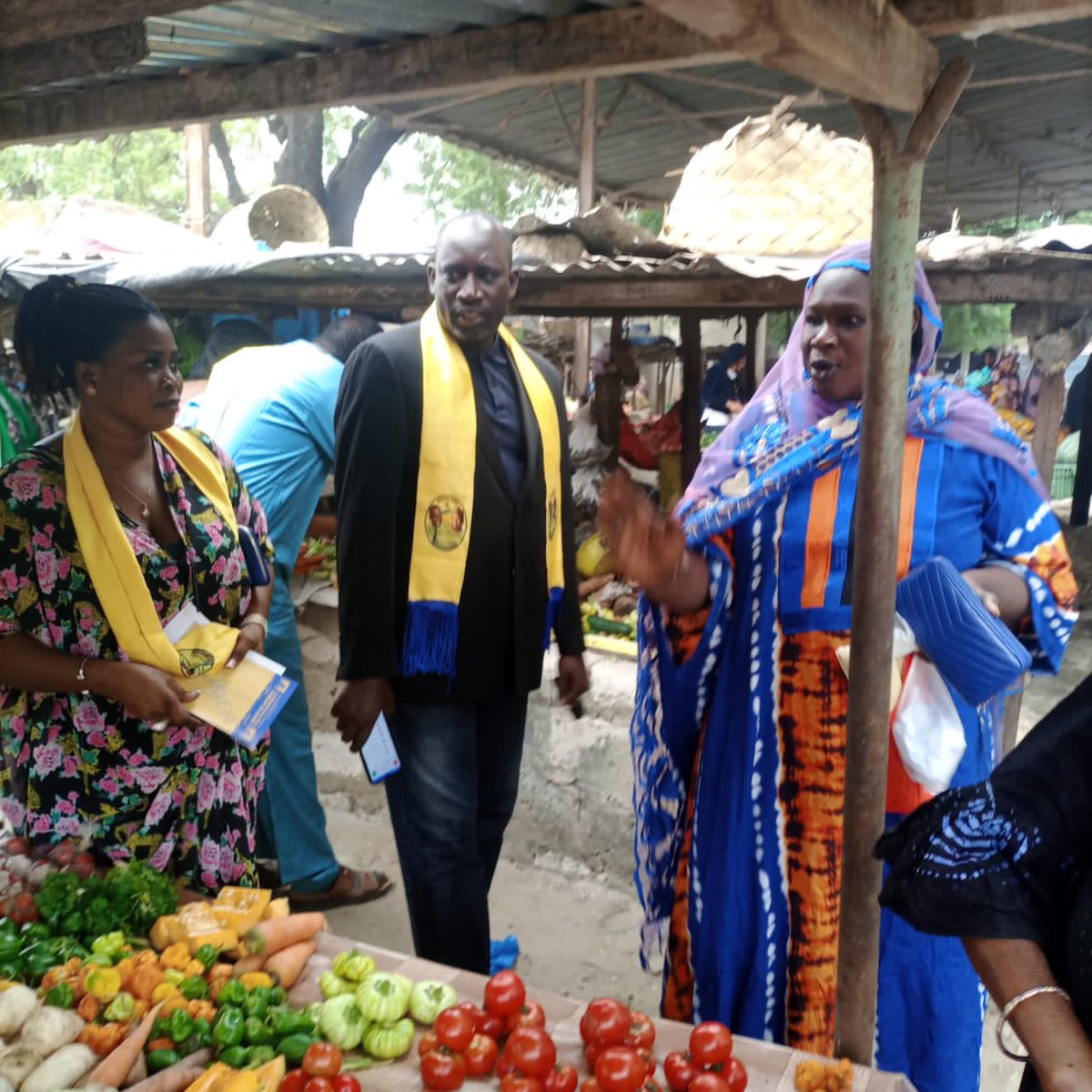 GSaBopp's tweet photo. Un message fort, ✊d'espoir et de victoire✊par les femmes du marché Ngélaw,  à l'occasion du visite de Monsieur #Birane_Gueye candidat à la #Commune_Nord_Thiès.
#liguéye_Sa_Gokh✊
#Déloosi_Yaakaar✊
@SentvOfficiel @seyelatyr @7tvOfficielle @GokhBi @ThiesPrestige https://t.co/psAYB2kxh2