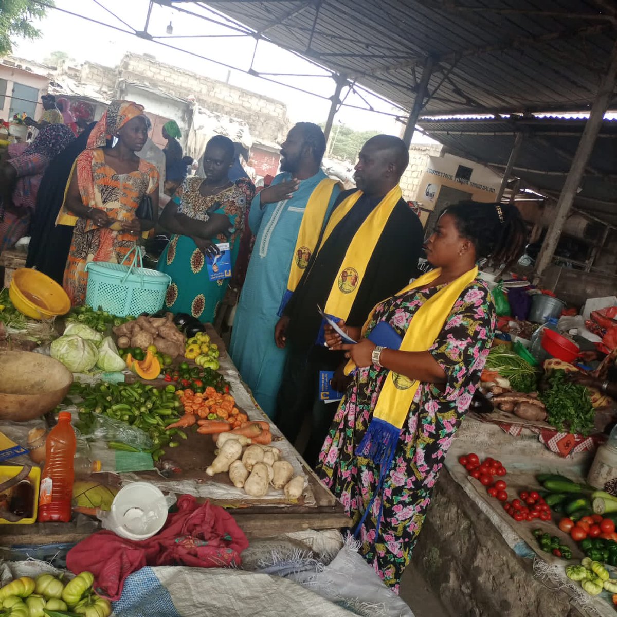 GSaBopp's tweet photo. Un message fort, ✊d'espoir et de victoire✊par les femmes du marché Ngélaw,  à l'occasion du visite de Monsieur #Birane_Gueye candidat à la #Commune_Nord_Thiès.
#liguéye_Sa_Gokh✊
#Déloosi_Yaakaar✊
@SentvOfficiel @seyelatyr @7tvOfficielle @GokhBi @ThiesPrestige https://t.co/psAYB2kxh2