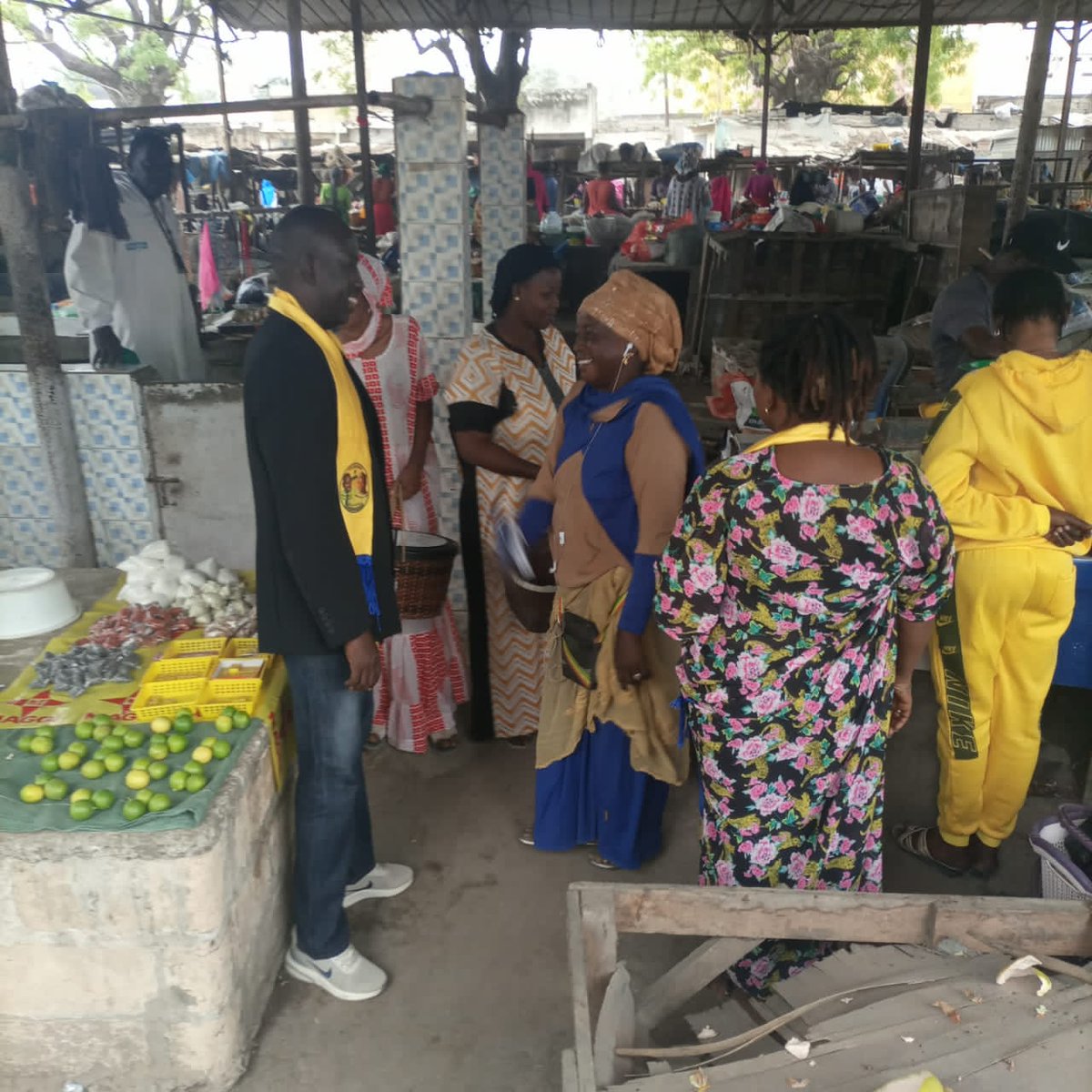 GSaBopp's tweet photo. Un message fort, ✊d'espoir et de victoire✊par les femmes du marché Ngélaw,  à l'occasion du visite de Monsieur #Birane_Gueye candidat à la #Commune_Nord_Thiès.
#liguéye_Sa_Gokh✊
#Déloosi_Yaakaar✊
@SentvOfficiel @seyelatyr @7tvOfficielle @GokhBi @ThiesPrestige https://t.co/psAYB2kxh2