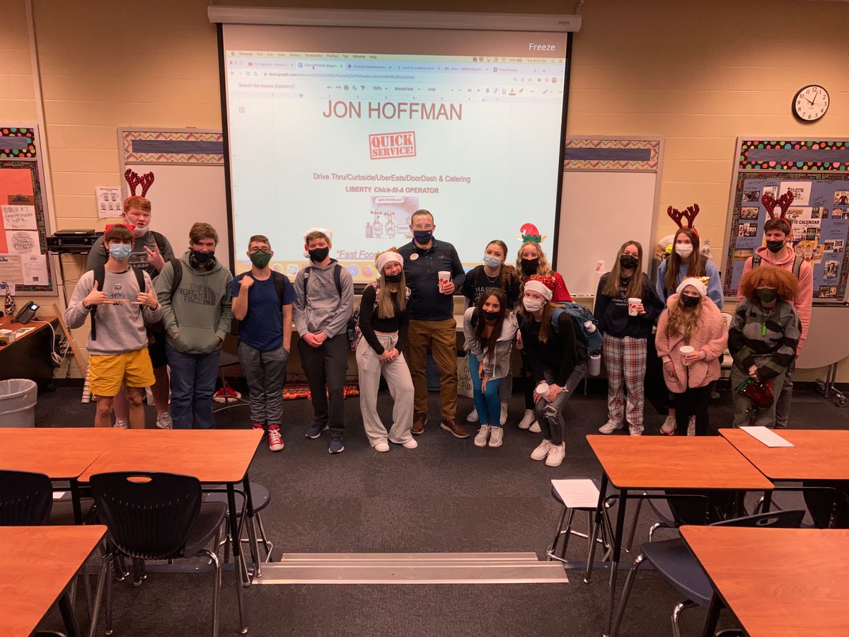 CoachKirwan's tweet photo. 👩‍🎓👨‍🎓Special Thanks!👨‍🎓👩‍🎓…To my 3rd Hr Class for helping w/“Wishlist Wednesdays” this month. It was a👍day w/ @CFALiberty! U made this year’s Christmas🎄Wish Project very easy for me. Have a Merry🧑‍🎄Christmas. Appreciate Christmas Spirit u brought daily! #LNEagleHealth #XMas 🦅🎁💯 https://t.co/FtAtHamfcf