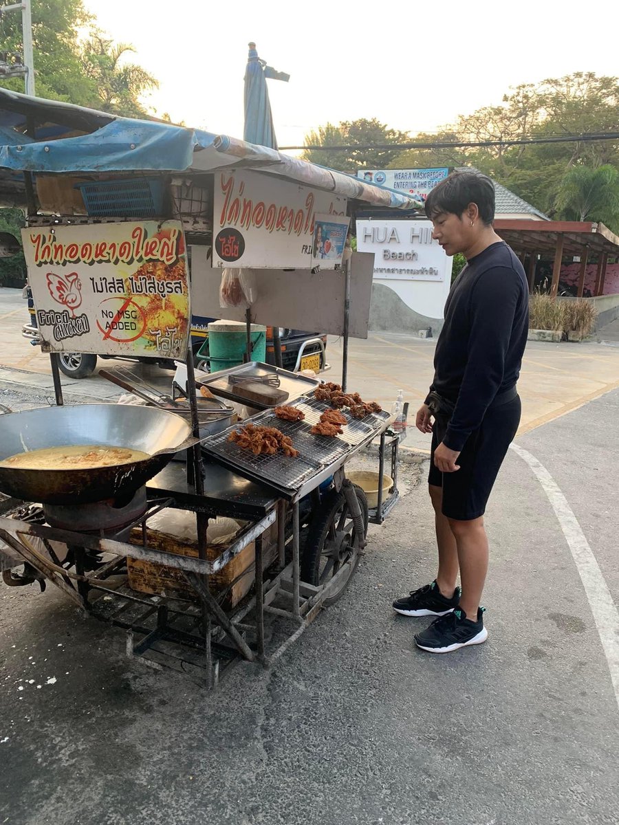 Palitarea's tweet photo. กินไก่ทอดเป็นมื้อเช้าหรอ ท่ายืนรอซื้อไก่คือพิคมาก

Cr.สังวรณ์ เขตฝั้น
#เป๊กผลิตโชค 
#PeckPalitchoke https://t.co/AAnUl1gxR2
