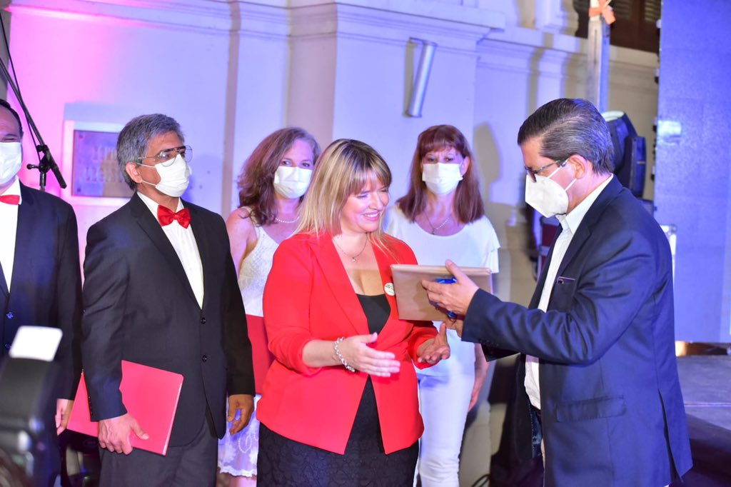 CtesSenado's tweet photo. La Coral Corrientes celebró sus 10 años de existencia y permanencia con un concierto Navideño en las escalinatas de la Legislatura. Con la presencia del Vice Gobernador @PedroBraillardP , los senadores #HernyFick y @VeroEspindolaok se vivió una noche mágica y emotiva. https://t.co/xXF2QZ9hGP