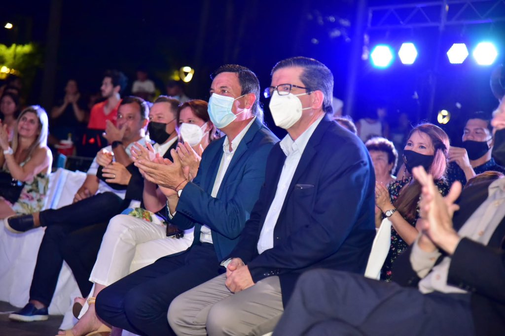 CtesSenado's tweet photo. La Coral Corrientes celebró sus 10 años de existencia y permanencia con un concierto Navideño en las escalinatas de la Legislatura. Con la presencia del Vice Gobernador @PedroBraillardP , los senadores #HernyFick y @VeroEspindolaok se vivió una noche mágica y emotiva. https://t.co/xXF2QZ9hGP