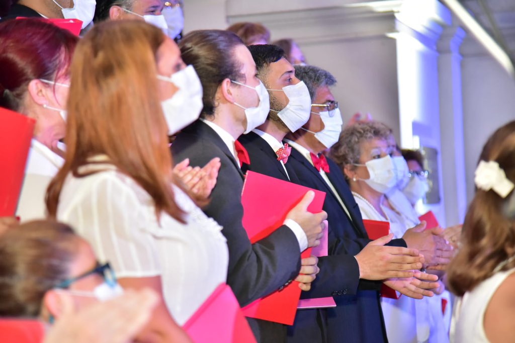 CtesSenado's tweet photo. La Coral Corrientes celebró sus 10 años de existencia y permanencia con un concierto Navideño en las escalinatas de la Legislatura. Con la presencia del Vice Gobernador @PedroBraillardP , los senadores #HernyFick y @VeroEspindolaok se vivió una noche mágica y emotiva. https://t.co/xXF2QZ9hGP