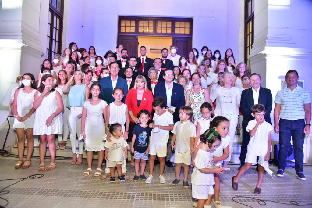 CtesSenado's tweet photo. La Coral Corrientes celebró sus 10 años de existencia y permanencia con un concierto Navideño en las escalinatas de la Legislatura. Con la presencia del Vice Gobernador @PedroBraillardP , los senadores #HernyFick y @VeroEspindolaok se vivió una noche mágica y emotiva. https://t.co/xXF2QZ9hGP