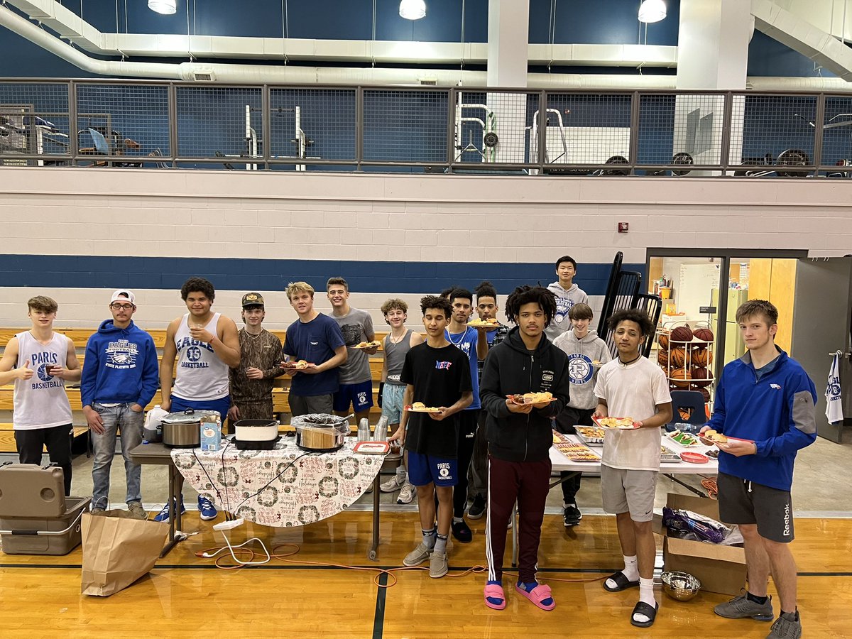 Merry (early) Christmas from the @ParisBBall family! Thanks again to <a href="/AshtonFerrell23/">Ashton Sitkowski Ferrell</a> for cooking a Christmas meal for the team. 9-3 (2-1) headed into break! Excited to start back up after Christmas. #GoEagles