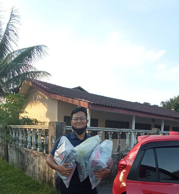 Haziqmahmur90an's tweet photo. ANDA DUDUK SEKITAR GOMBAK? NAK MENYUMBANG BARANG UNTUK MANGSA BANJIR.

HEAR! HEAR!

HANTAR DISINI!

(ALAMAT DALAM POSTER) BERHAMPIRAN MADRASAH AL-IMAN FASA 7 SRI GOMBAK. https://t.co/VjARX4PzPQ
