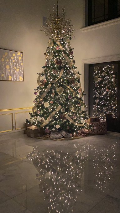 Christmas tree is glammed up ? https://t.co/S9G6vSdKVL