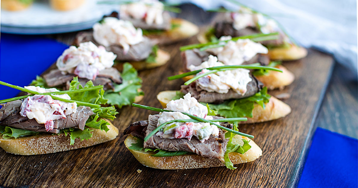Mustlovehome's tweet photo. Roast Beef and Havarti Cheese Crostini https://t.co/Qv4F66Fr5s Crispy bread with roast beef and a simple cheese dip. Finger food that's beautifully easy to make and perfect for the holidays🎄! https://t.co/4CTRvDgSJz