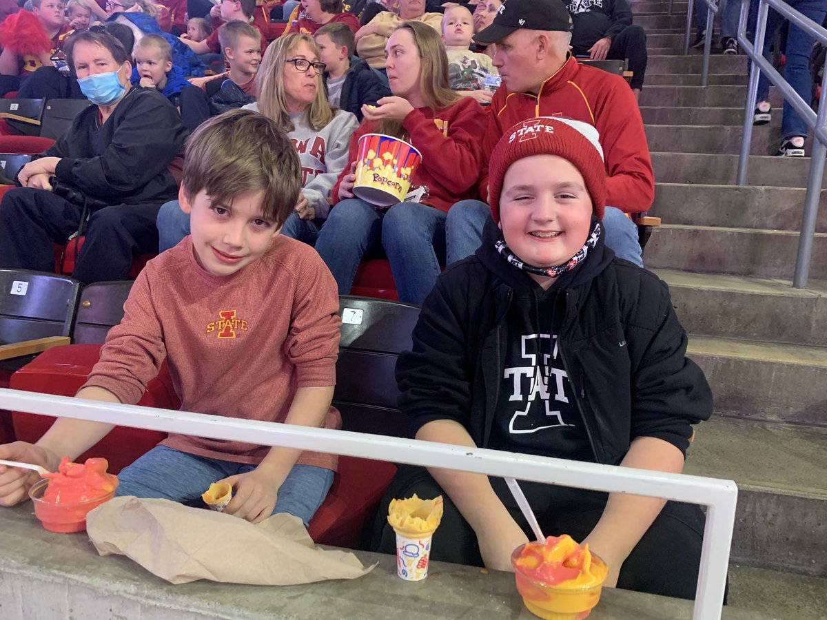 JessicaMBarlow's tweet photo. #clonecone #CyclONEnation ❤️💛 https://t.co/CoeYQi24Es