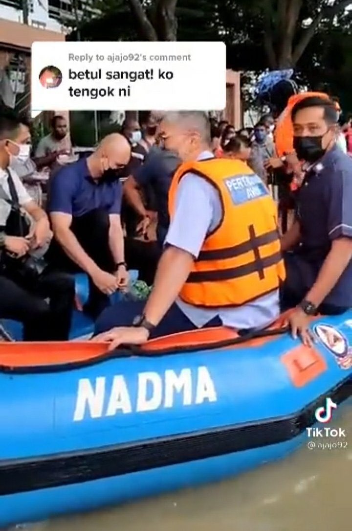 LagaCawan's tweet photo. Masa rakyat bertarung nyawa masa banjir besar melanda tu, semua tertanya-tanya mana pergi bot NADMA. 

Rupanya diorang reserve untuk Menteri dan VIP melancong kawasan banjir.

Kalau bantu orang berapa trip dah dapat buat, ramai dapat dibantu 😡 https://t.co/ZEePIiZJDB