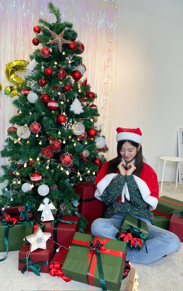 itswee_woo's tweet photo. ༴   ❔   ·    [  𝘄𝗲𝗲 ! 𝘄𝗼𝗼 !  ]   ː   up   ╱   dαtᥱ   𖨂    *  #𝗔MN𝗘SIAℂ𝔹   ·  @weamnesia ˒˒ 

Con la navidad a todo brillo, Ahryn pokeña está muy contenta de celebrar junto a sus chiquitas favoritas este gran comeback. https://t.co/uyIhmmNsH6