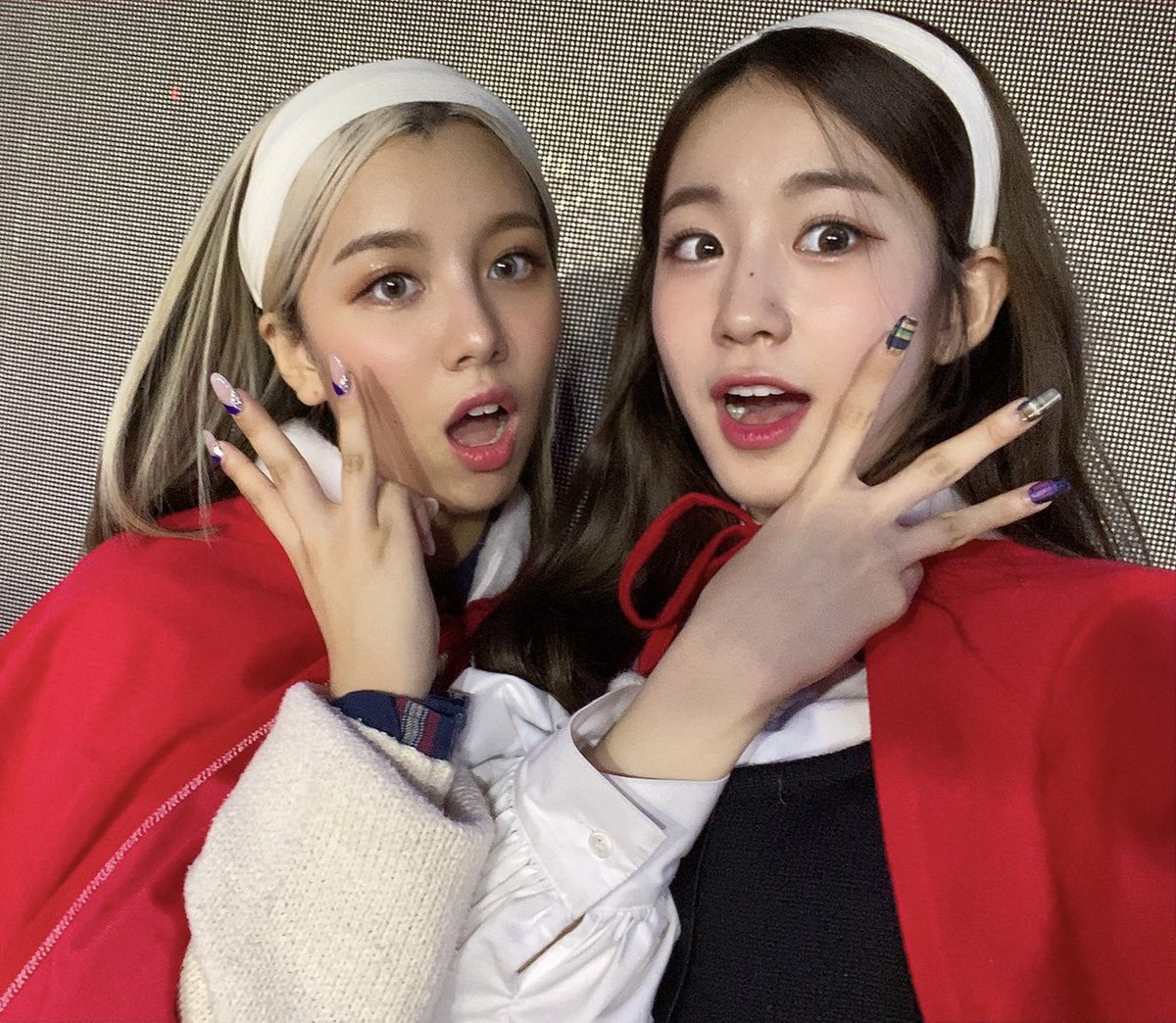 itswee_woo's tweet photo. ༴   ❔   ·    [  𝘄𝗲𝗲 ! 𝘄𝗼𝗼 !  ]   ː   up   ╱   dαtᥱ   𖨂    *  #TWINKLESWORLD   ·  @SYAETWINKLE ˒˒ 

Nami y Ahryn se robaron el lugar con mejor wifi para ver el concierto de sus novias desde bien cerquita. ¡Las amamos! https://t.co/zcwp7irZk4