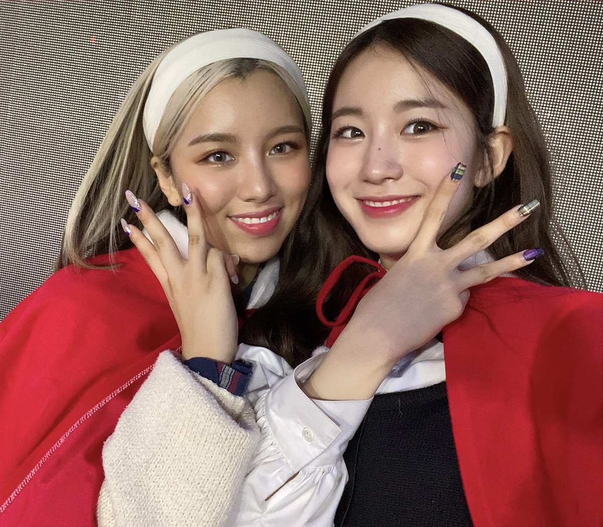 itswee_woo's tweet photo. ༴   ❔   ·    [  𝘄𝗲𝗲 ! 𝘄𝗼𝗼 !  ]   ː   up   ╱   dαtᥱ   𖨂    *  #TWINKLESWORLD   ·  @SYAETWINKLE ˒˒ 

Nami y Ahryn se robaron el lugar con mejor wifi para ver el concierto de sus novias desde bien cerquita. ¡Las amamos! https://t.co/zcwp7irZk4