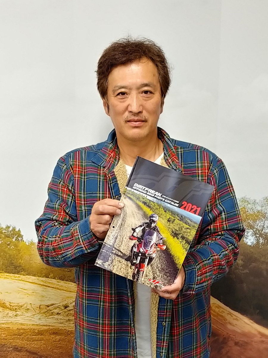 df_moto's tweet photo. 昨日、バイク乗りで林道が大好きな俳優の大鶴義丹さんがダートフリークに遊びに来てくれました!😍以前パウダーコートとホイール組みをさせていただいた、義丹さんのバイクパーツ(レストア中)を、お渡ししました。ご本人仕上がりに大変ご満足!👍完成が楽しみです😄
#レストア #ME06 #XR250R https://t.co/AXso4bPQfY