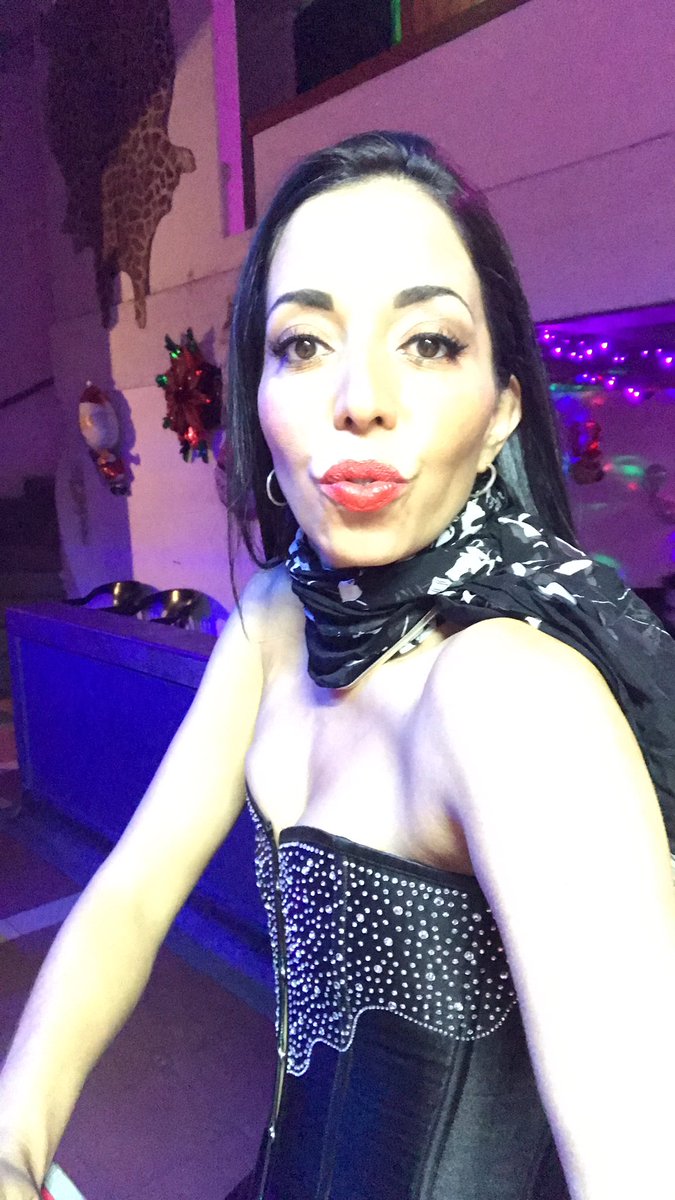 FridaTornado's tweet photo. Muchas celebraciones pre navideñas...  😈😈😈 https://t.co/LNNDUUDxFK