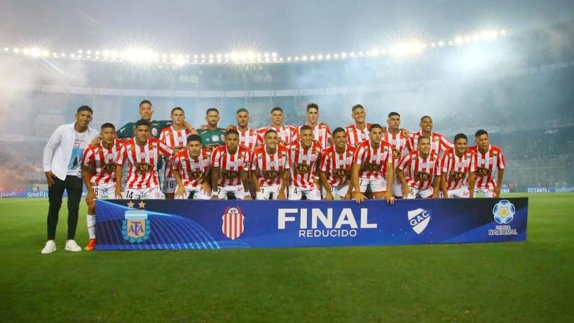 #Huracán 🎈El Club Atlético Huracán saluda a <a href="/barracascentral/">Club Atlético Barracas Central</a> y le da la bienvenida a la Primera División del Fútbol Argentino.

¡Felicitaciones, Guapo! 👏🏻