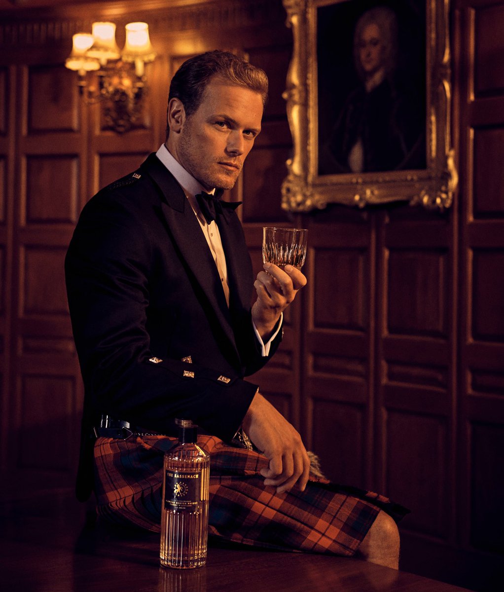 Want to join me for the Holidays!? 
🥃🎄 
7pm NZ 24th
10pm PT 23rd
6am UK 24th (well it is xmas?!)

Look forward to toasting you all on IGLIVE with a dram of <a href="/SassenachSpirit/">Sassenach Spirits</a> and answering your questions, singing xmas carols or just eating mince pies together.

Tis the season…🎅