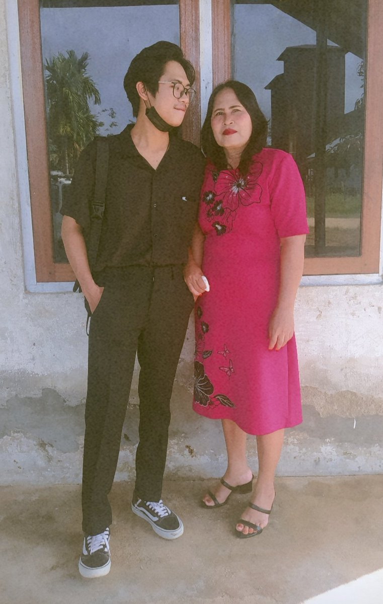 Aku : buk tak bantuin cuci pairing ya
Ibuk: gausah. 
Also ibuk: KORAH2 DEWE ANAKE  RA ENAK SING NGERTENI WONG TUA, HP AE SABAN DINO JAN. 
" Selamat Hari Ibu"