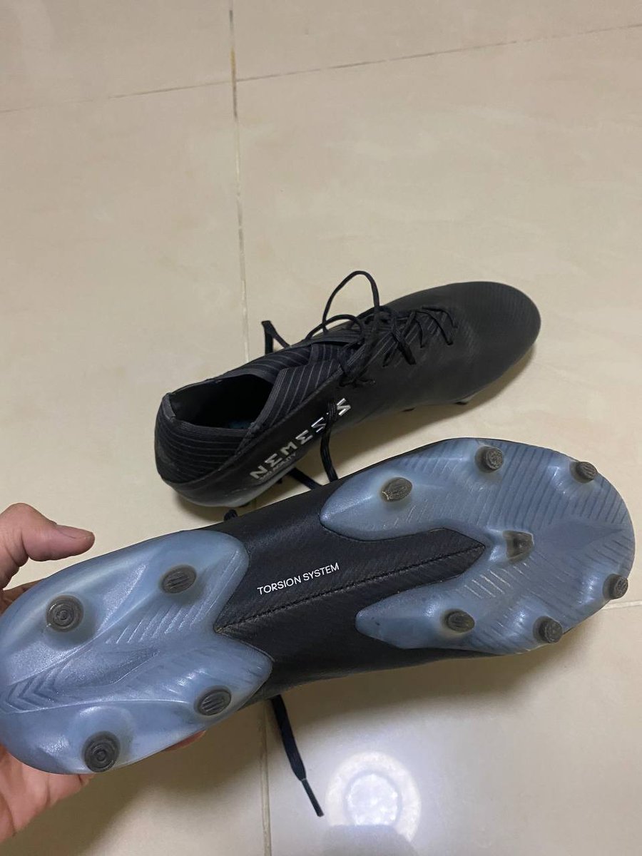 sharulramlee's tweet photo. assalamualaikum warga twitter.ada sepasang boot adidas original ( Nemeziz 19.1) ingin dilepaskan sempena banjir ni
beli harga rm590
nak jual rm350
saiz 8.5
condition 9.5/10
macam boot baru
kalau berminat boleh dm saya https://t.co/5urC8CzME5