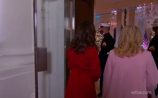 Di_mi_nombre_'s tweet photo. Watching @PBS I like Jennifer Garner's red coat.
#InPerformanceAtTheWH #InPerformance #PBS https://t.co/Yjp4ddCZTT