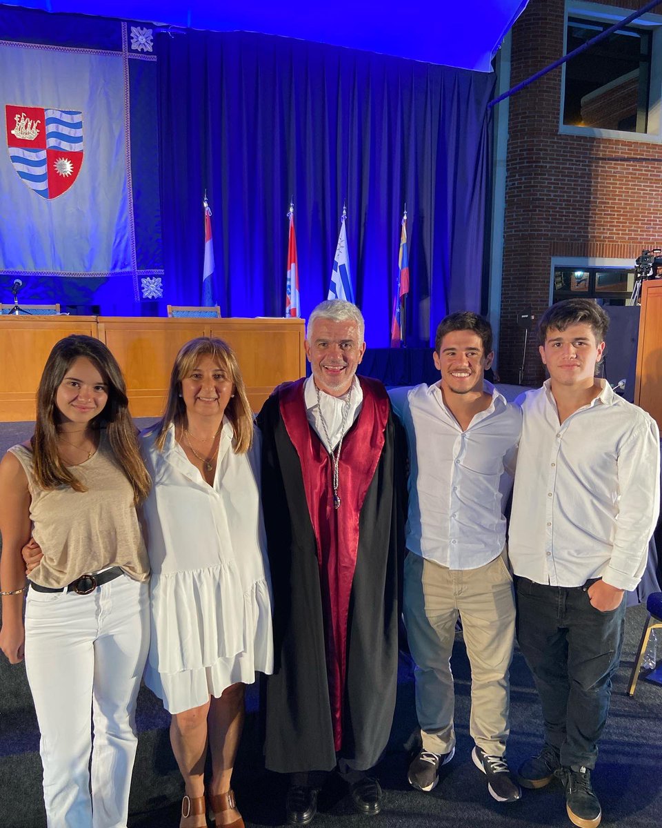 jsloppacher's tweet photo. 25 años formando parte de esta gran familia @IAE_Austral , compartiendo experiencias personales y profesionales que representan gran parte de mi vida.
Muchas gracias por el reconocimiento y por tan emotivas palabras que acompañaron la entrega de la distinción.
#iae #iaealumni https://t.co/OcMZBvU9b3