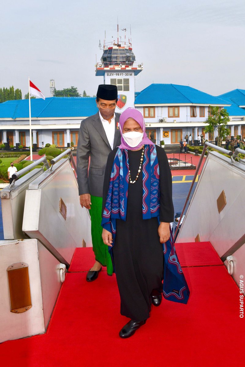 Assalamualaikum warahmatullahi wabarakatuh. Sepagi ini, saya menuju Lampung untuk membuka Muktamar ke-34 Nahdlatul Ulama. 

Semoga perjalanan ini, juga muktamar yang hendak saya hadiri, berlangsung dengan lancar.