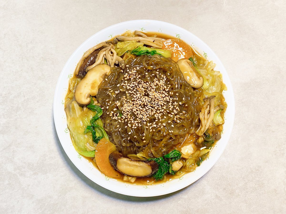 otackgu's tweet image. ⭐️닭 없는 비건 찜닭⭐️
누린내 없고 기름기도 적고 너무너무 맛있다! 양념이 잘 스며든 쫄깃한 당면과 숨 죽은 채소, 버섯이 참 좋다! 여러 가지 채소(깻잎이 필수)와 버섯을 볶아주다가~ 약간의 물과 불린 당면을 넣고, 샘표 안동 찜닭 양념과 연두 그리고 들기름 쏘옥😋 
#나의비거니즘일기