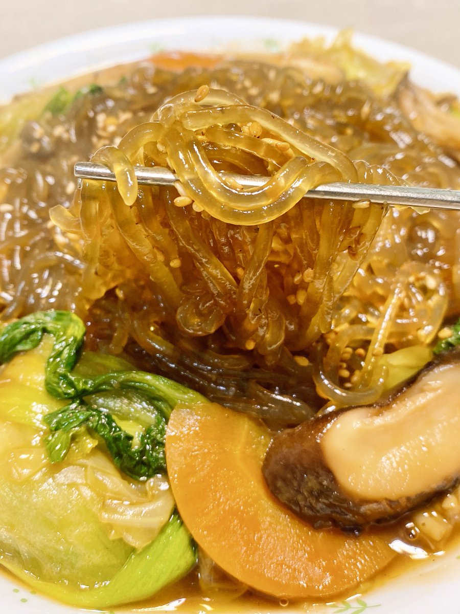 otackgu's tweet image. ⭐️닭 없는 비건 찜닭⭐️
누린내 없고 기름기도 적고 너무너무 맛있다! 양념이 잘 스며든 쫄깃한 당면과 숨 죽은 채소, 버섯이 참 좋다! 여러 가지 채소(깻잎이 필수)와 버섯을 볶아주다가~ 약간의 물과 불린 당면을 넣고, 샘표 안동 찜닭 양념과 연두 그리고 들기름 쏘옥😋 
#나의비거니즘일기