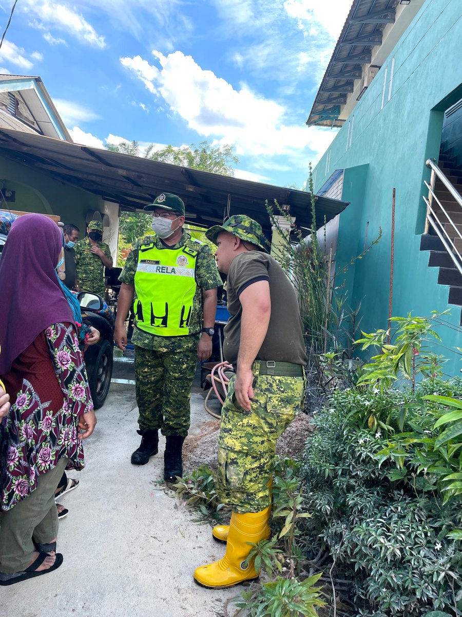 Pasca Banjir Daerah Petaling. Terima kasih kepada anggota <a href="/relamalaysia/">relamalaysia</a> yang turun membantu operasi membersihkan rumah-rumah yang terlibat dalam banjir. #setiaberbakti <a href="/relaselangor/">RELA Negeri Selangor</a>