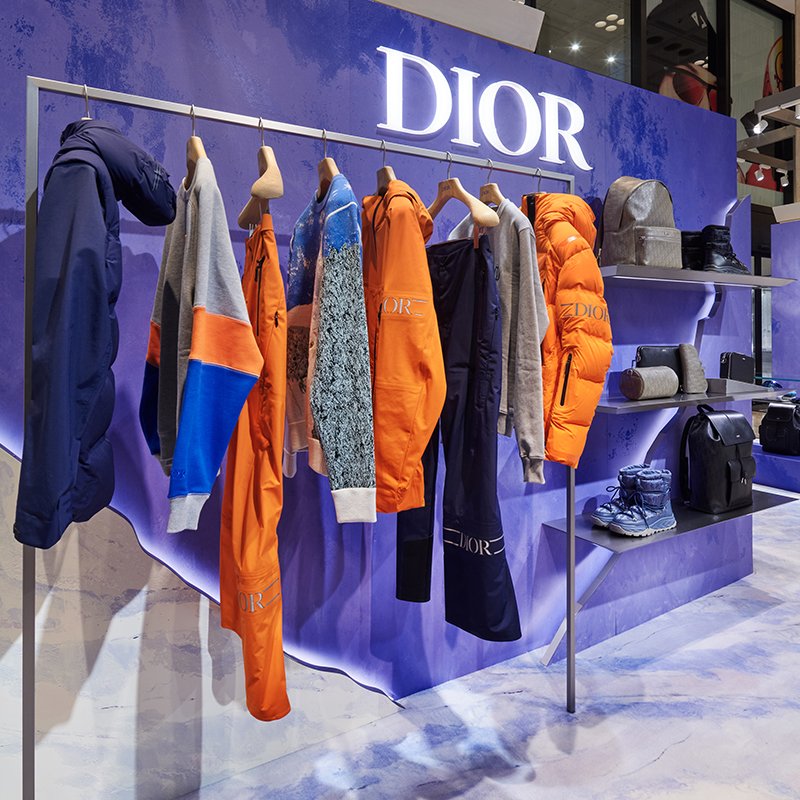 DIORJP's tweet photo. 阪急メンズ東京にて開催中の、キム・ジョーンズと、アーティスト ピーター・ドイグによる、#DiorSpring22 スキー カプセルhttps://t.co/LcnllRR7pgポップアップは、12月31日(金)まで。ポップアップ限定のブーツや、スキー、ソリなど豊富なラインナップを取り揃え、皆様のご来店をお待ちしております。