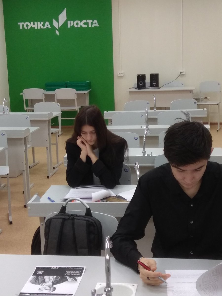 Elenak13011975's tweet photo. Школьники Черноречья присоединились к Всероссийской лабораторной работе "Универсалиум", организованной для Центров "Точка роста" и "Кванториум". 11 класс познакомился с трудами Ломоносова по русскому языку. Задания трудные, но интересные! #точкароста #школачерноречье #pumonso https://t.co/NDa9SMnUaJ