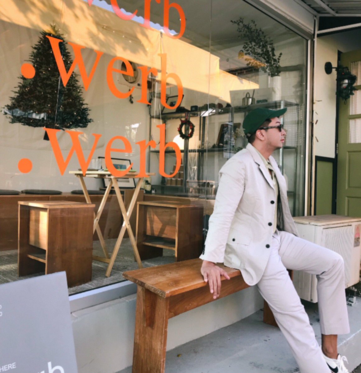kkgourmetnista's tweet photo. กาแฟอุ่นกรุ่น หอมโชยผ่านลมเย็น 📍Werb Cafe (ซ.นิมมาน 11) ตัวร้านกะทัดรักน่ารักเหมือนวินโดว์ดิสเพลย์ ที่เปลี่ยนไปตามฤดูกาล🎄

☕️ Dirty เรียบง่ายอร่อยลงตัว หอมนวลลิ้นจากเมล็ดกาแฟคัดสรรมาอย่างดี ราคาน่ารัก (60.-) มีออเดอร์เดลิเวอรี่ตลอดเวลา

#รีวิวเชียงใหม่ @aroii @Kin24hrs https://t.co/FkOOnSsBFB